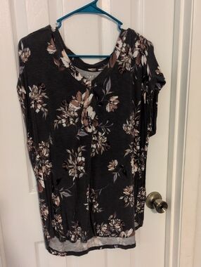 Maurice's 24/7 Floral V-Neck Top - Charcoal with Brown Floral